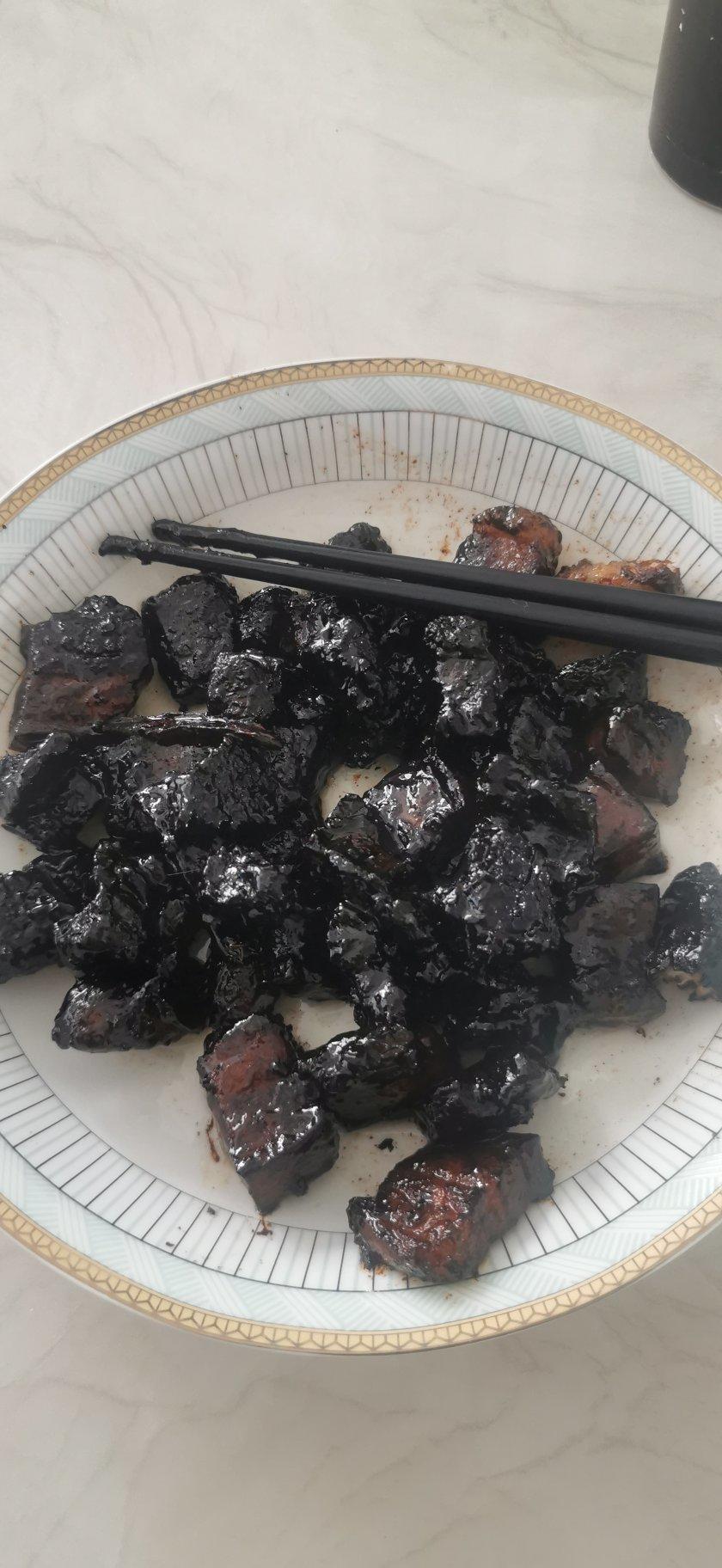 做过 红烧肉 最失败的一次,而且熬出了小半锅油,糖都烧焦