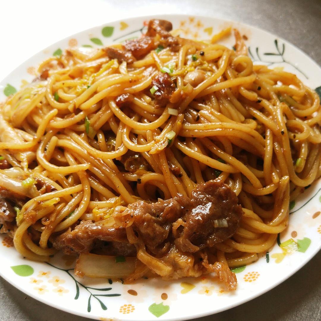 黑椒肥牛炒美炒意粉的做法