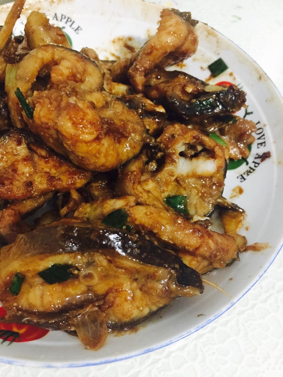 红烧大蒜鲶鱼