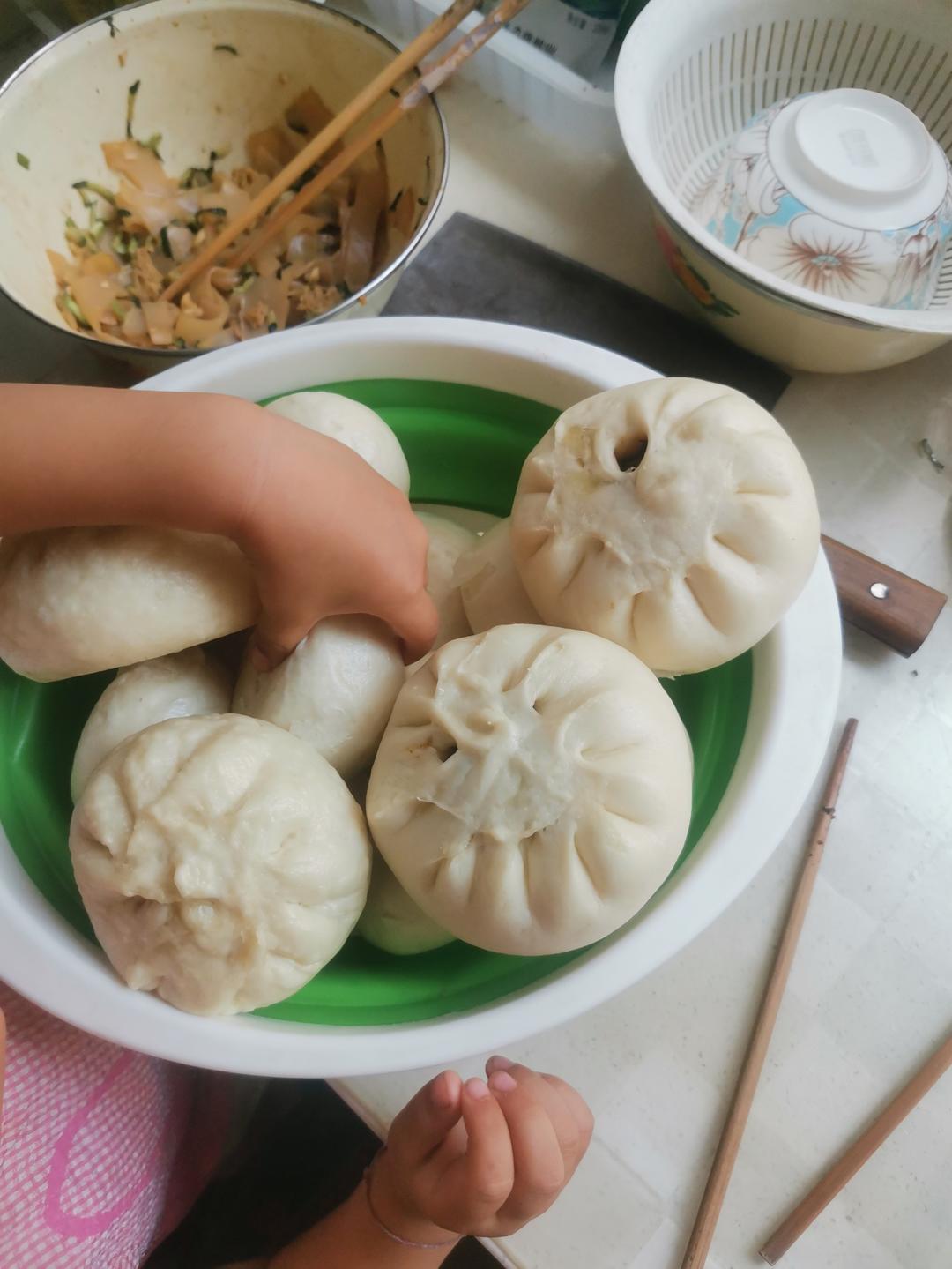 酱肉包升级版（加了点木耳和芹菜 好吃惨了）