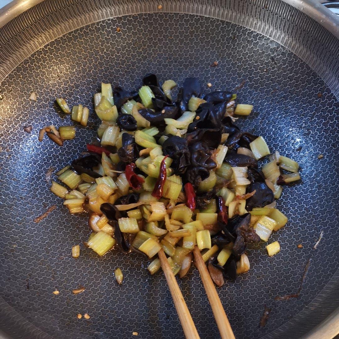 芹菜炒木耳