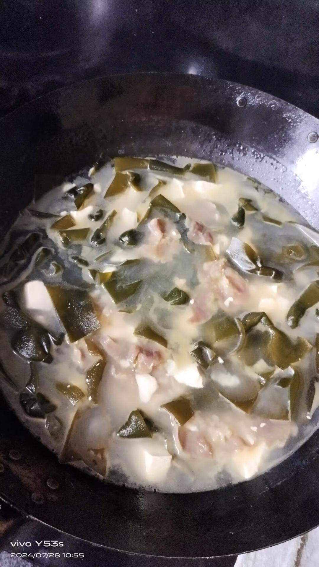 低脂饱腹营养可口的裙带菜牛肉卷豆腐汤——中式一日三餐（二百三十九）