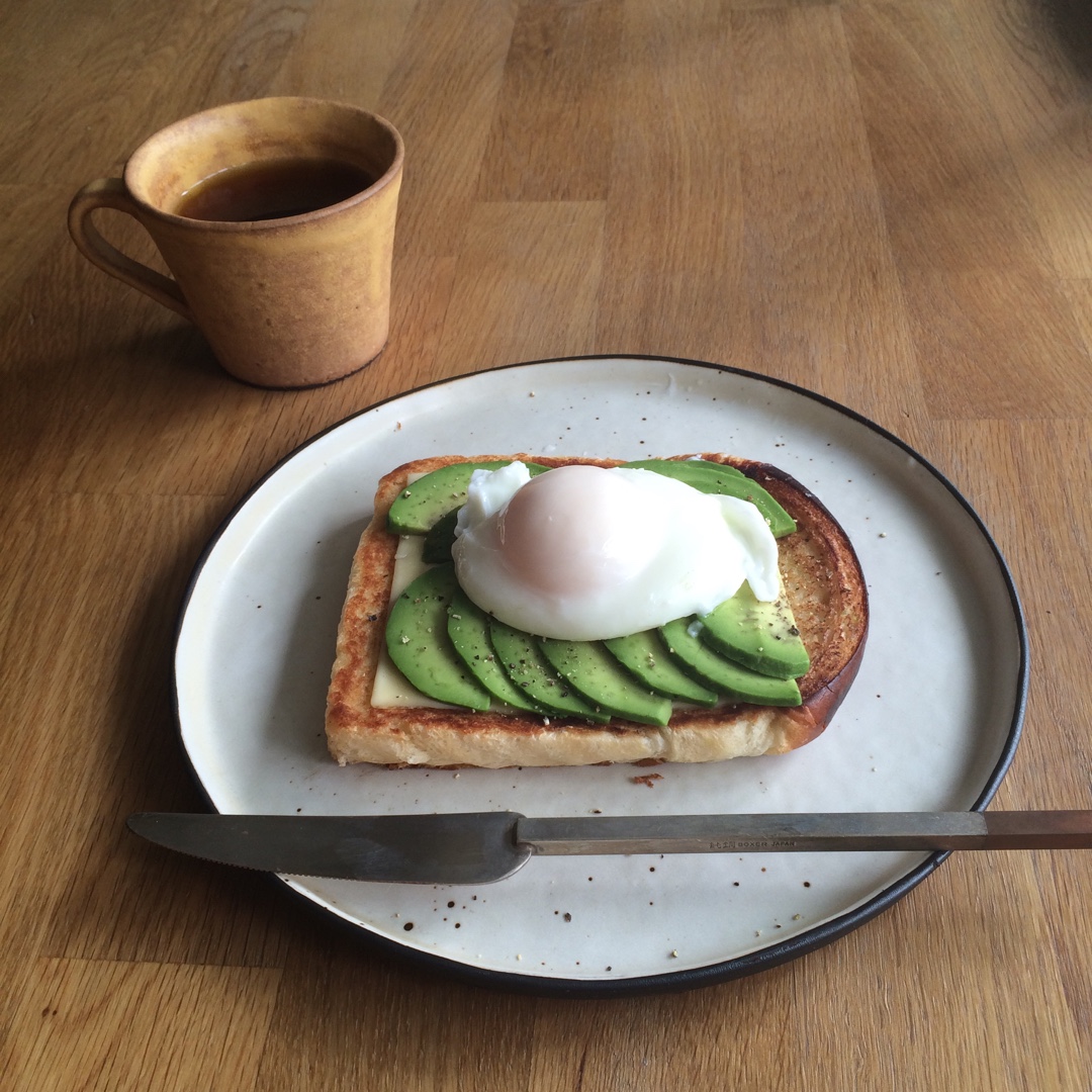 麦兜水波蛋牛油果厚吐司