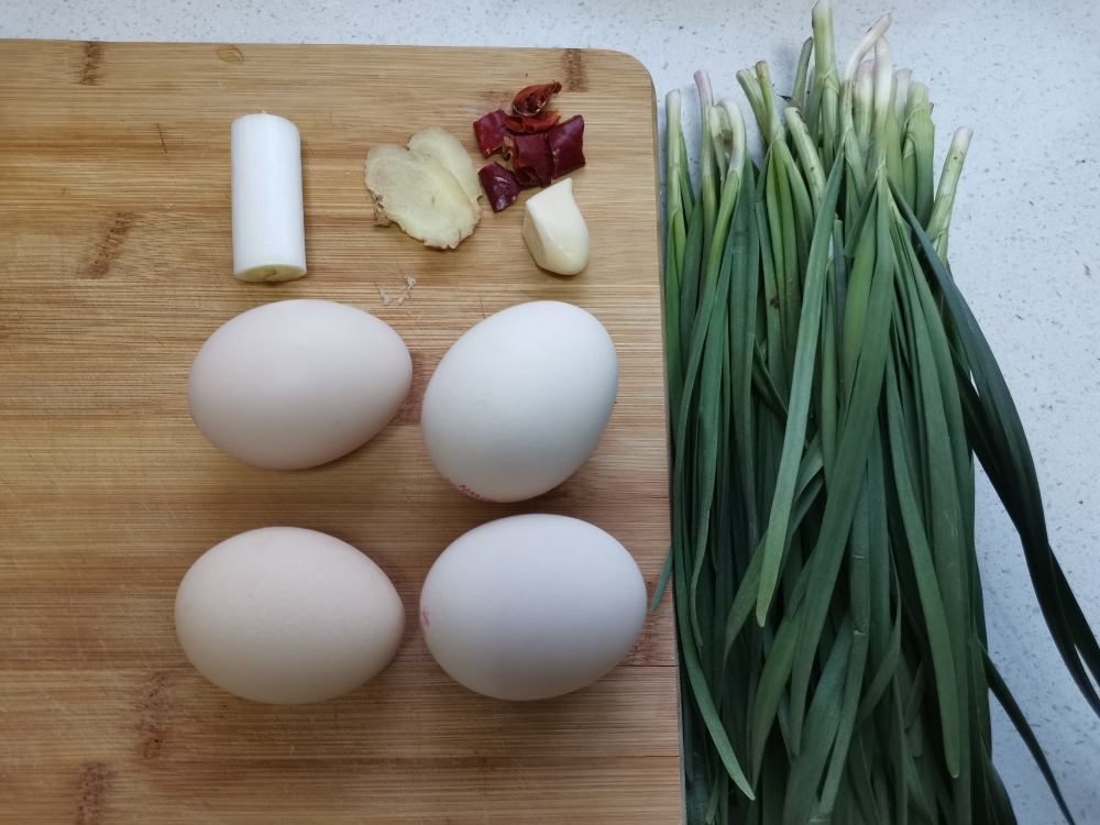 🔥韭菜炒鸡蛋🔥5分钟快手菜！的做法 步骤1
