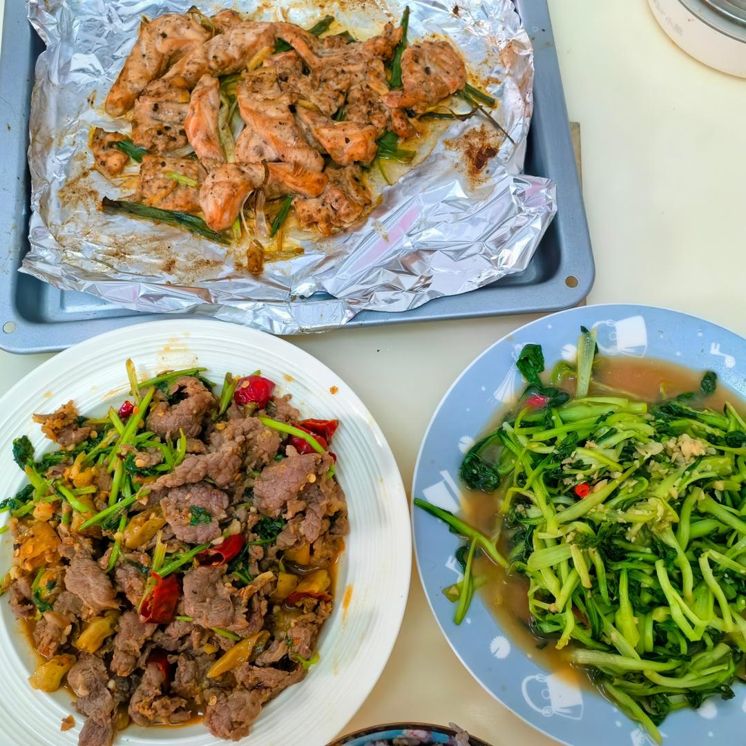 香菜炒牛肉，香辣下饭，爱吃香菜的朋友看过来，拌饭绝了