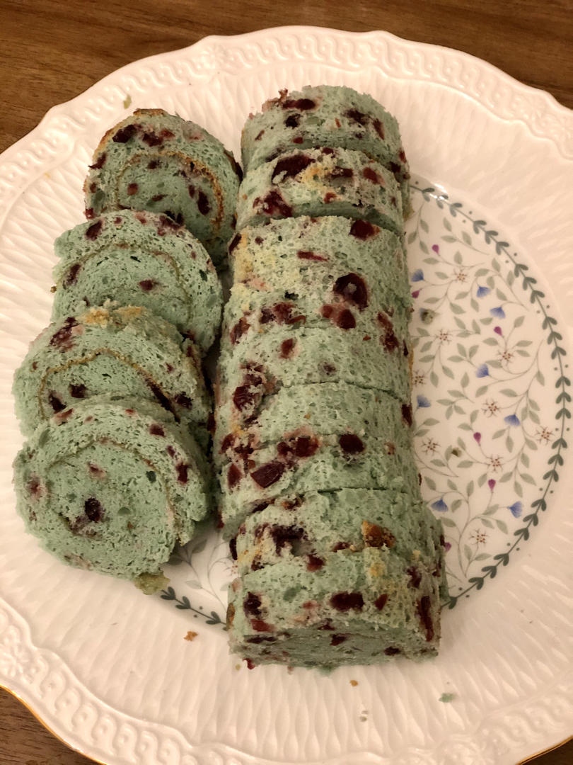 清新的蝶豆花蔓越莓蛋糕卷