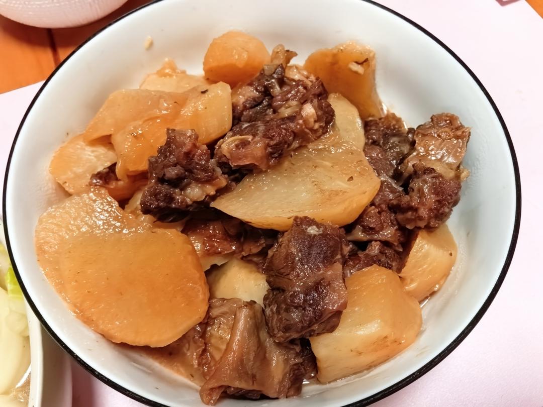 萝卜焖牛腩 （好吃得可以摆摊了）
