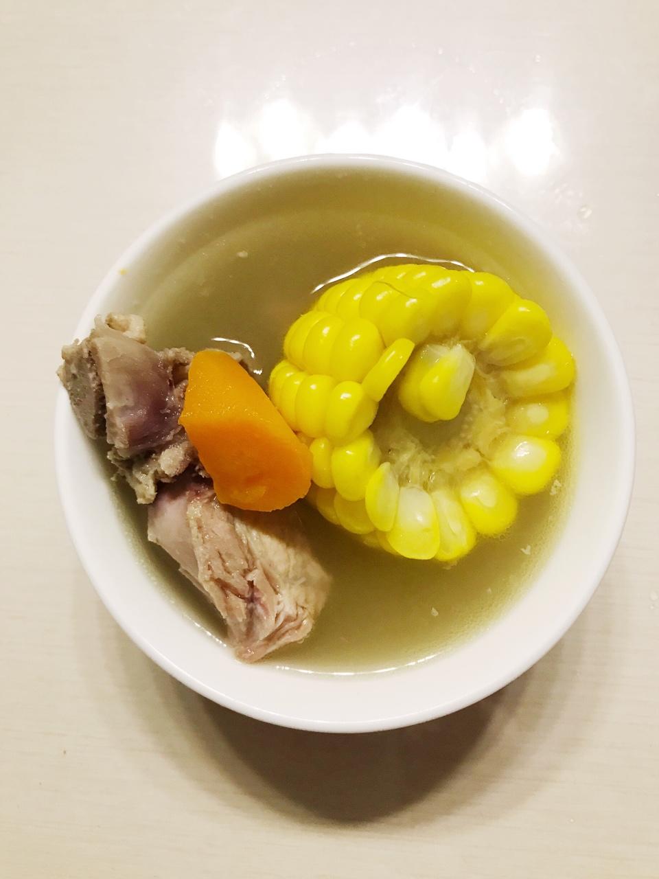 游离在花花食界的elie做的胡萝卜玉米大骨汤