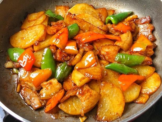 五花肉干煎土豆片的做法