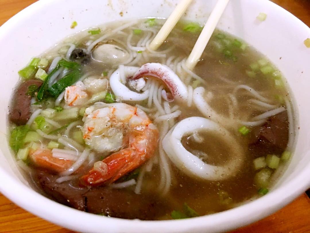 今天推荐一家本地人也不会厌烦的二市花市附近的老牌阿玲面线糊店