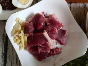 咖喱牛肉炖土豆鸡腿菇的做法 步骤2