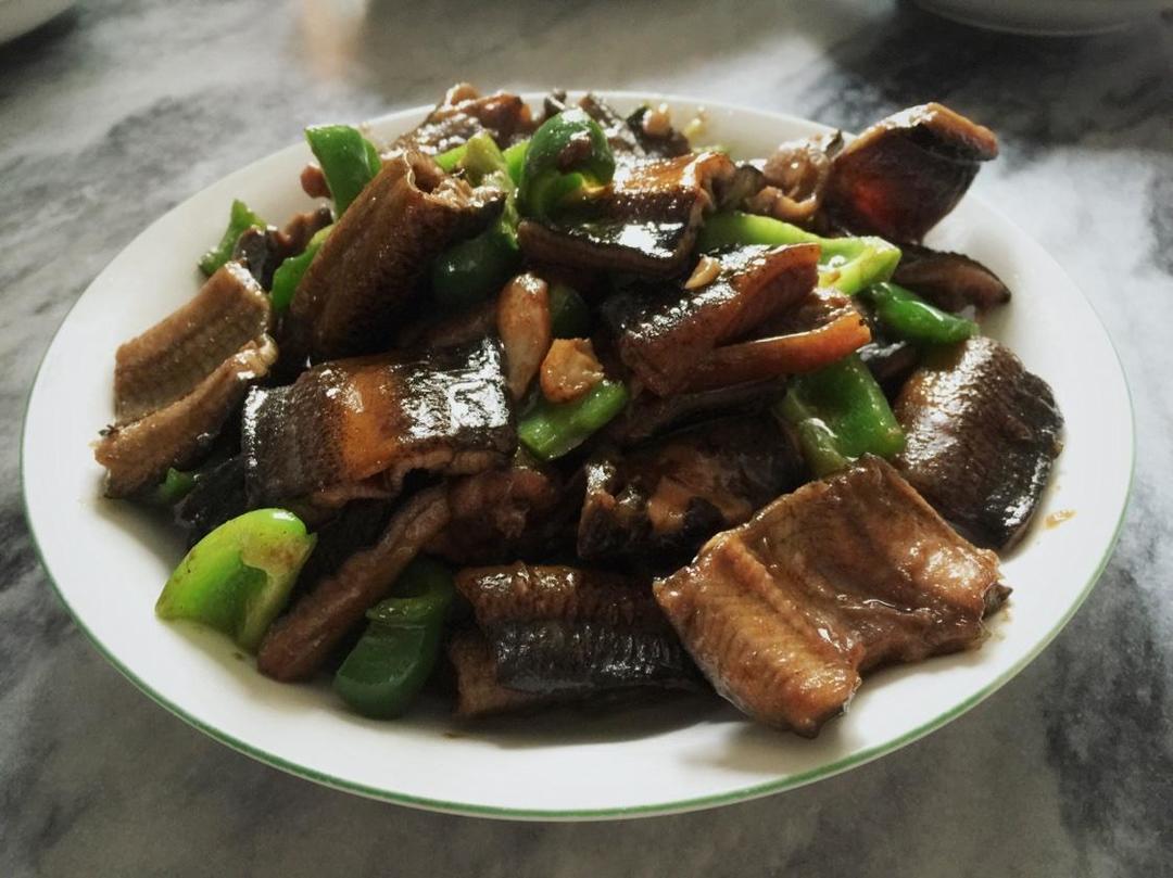 青椒炒鳝背的做法