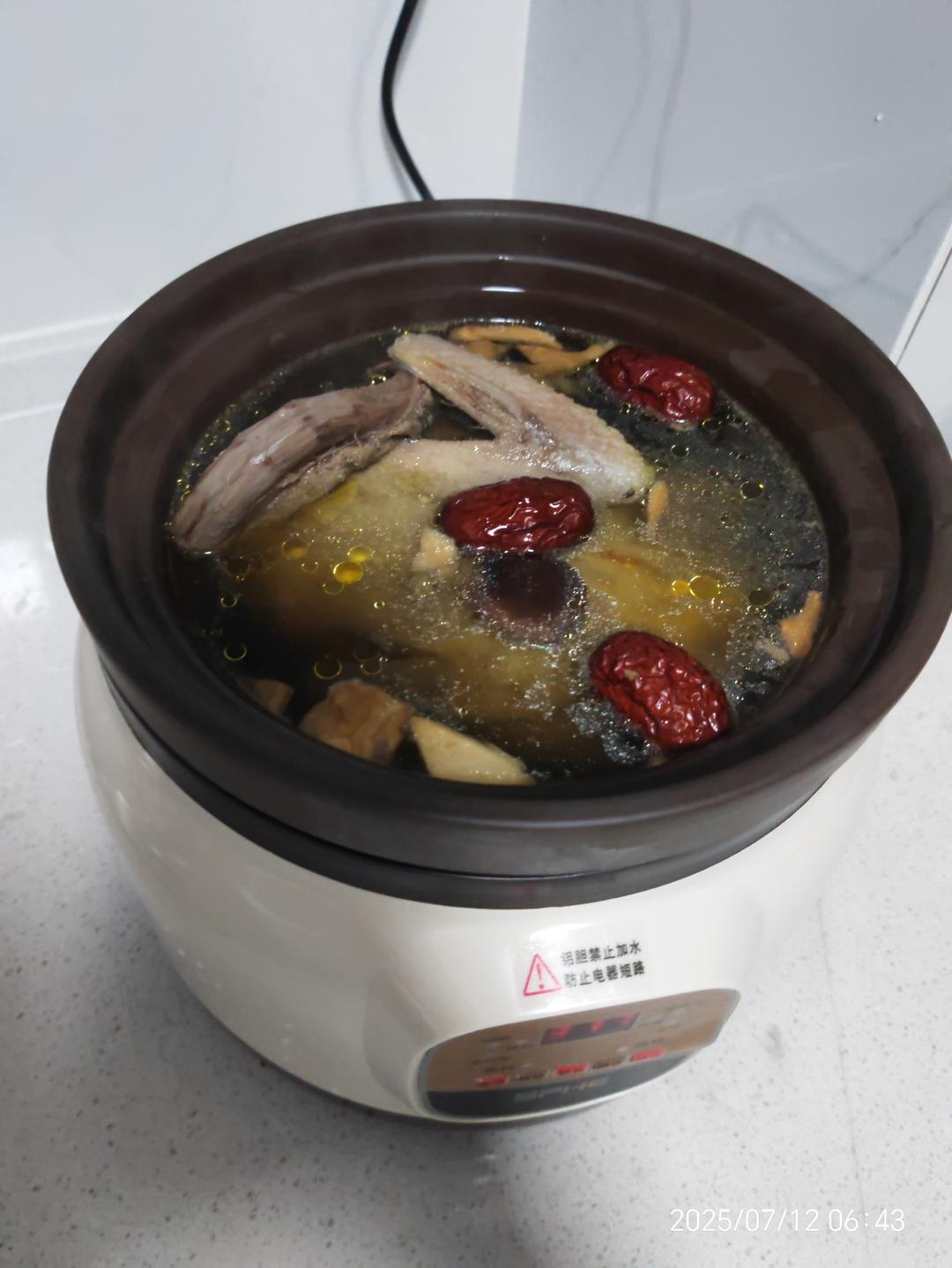 黄芪菌菇砂锅老鸭