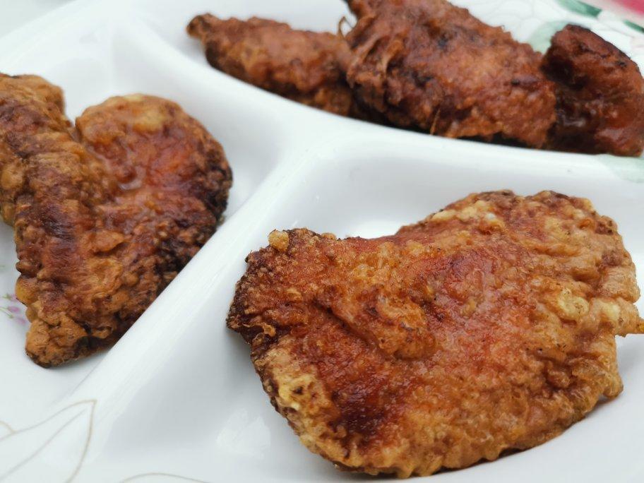 香酥炸猪排，入口酥脆香味扑鼻，非常喜欢炸物，感觉永远吃不腻炸猪排。