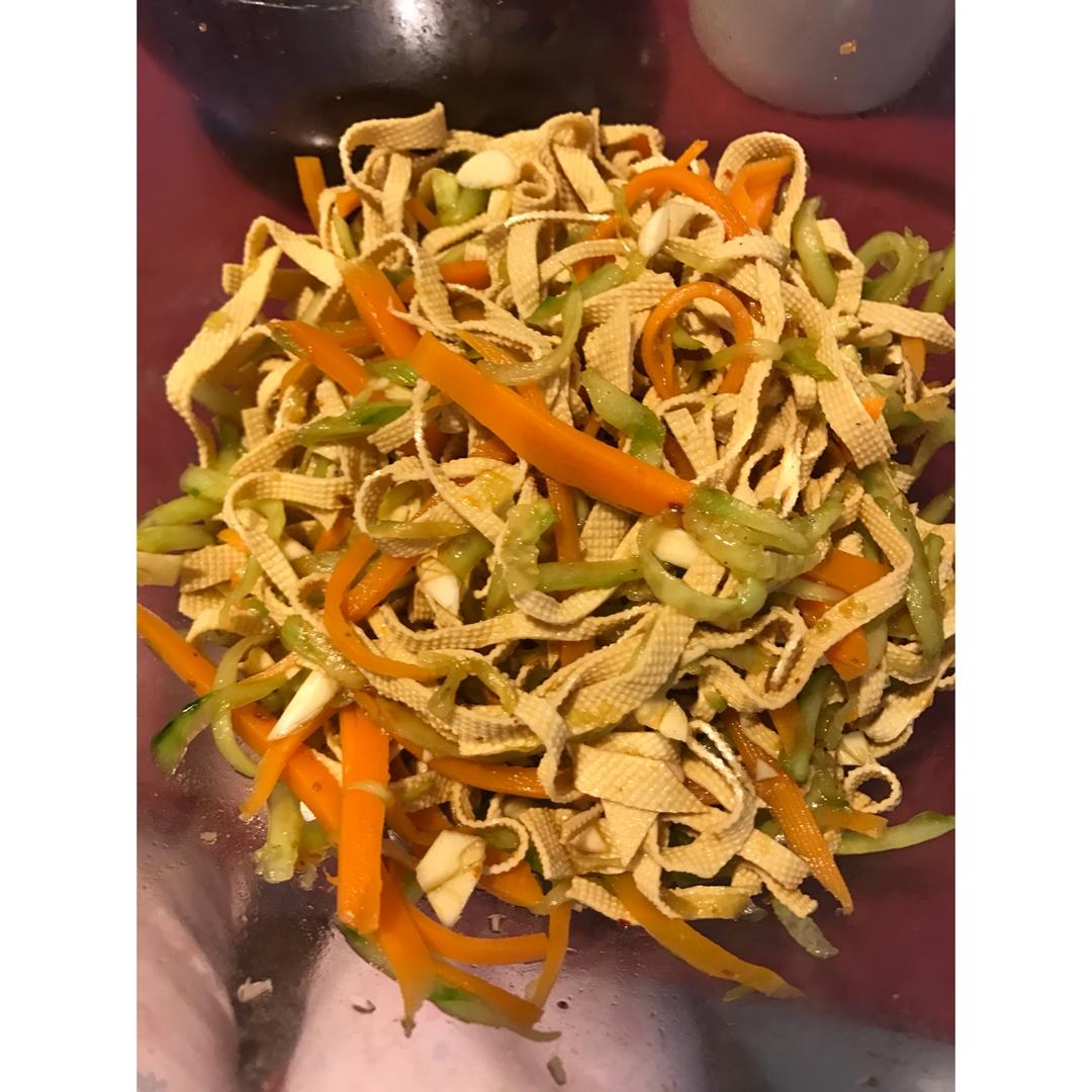 超快手的凉拌千张黄瓜胡萝卜丝