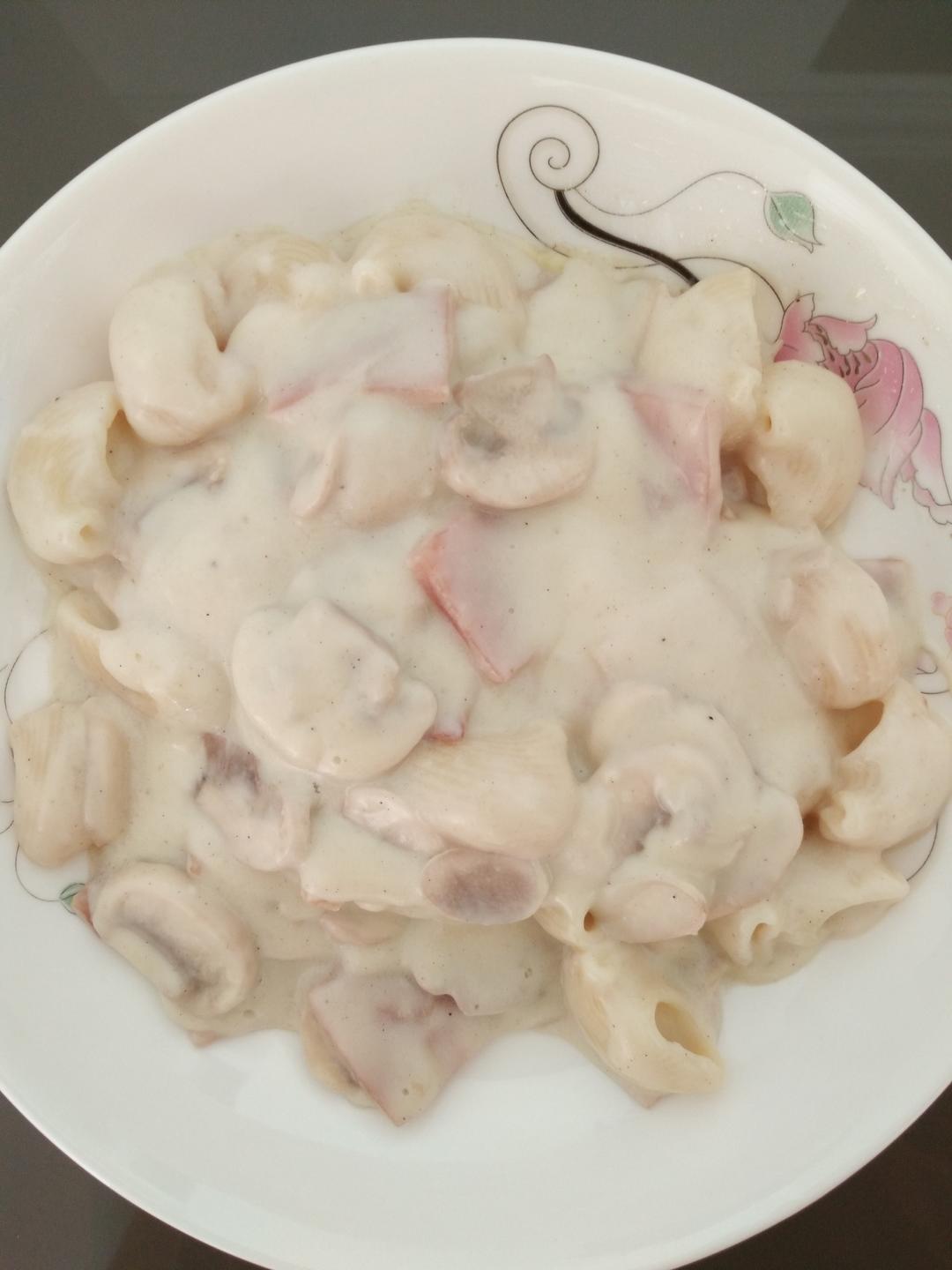 白汁蘑菇培根意粉