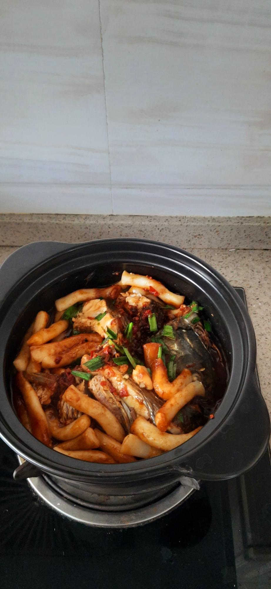 年糕砂锅焖鱼的做法