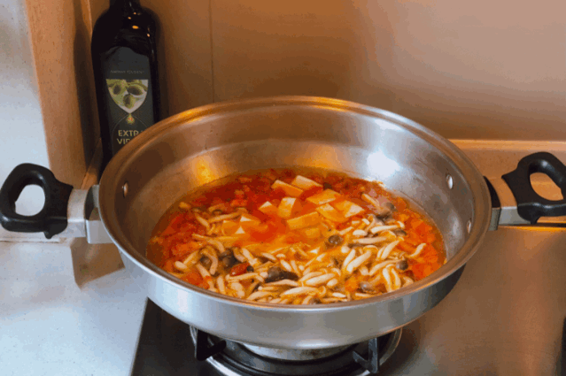 鲜嫩豆腐菌菇汤的做法 步骤4