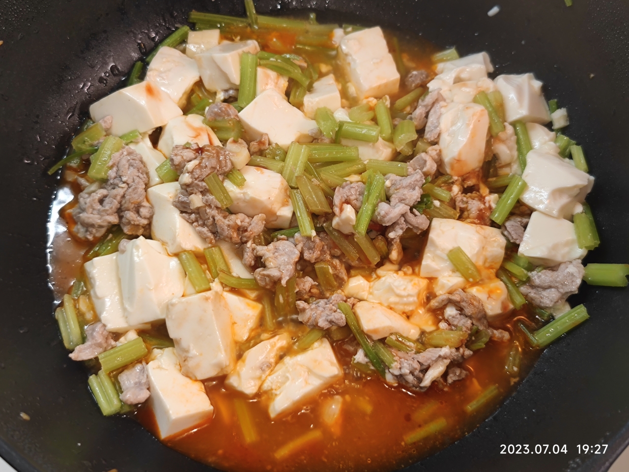 豆腐芹菜肉丝煲的做法
