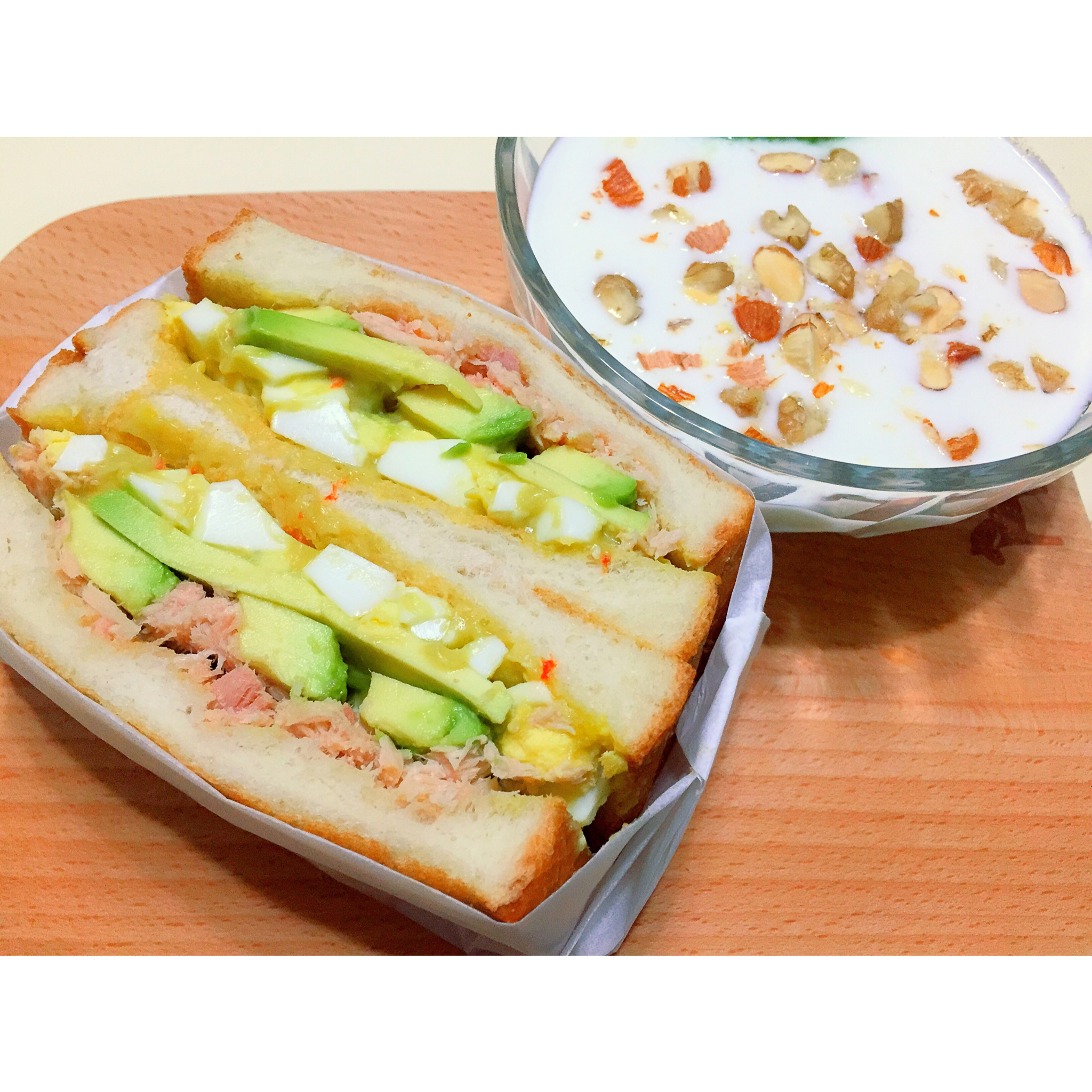 吞拿鱼（金枪鱼）鸡蛋沙拉三明治—加了黄瓜更小清新了哟