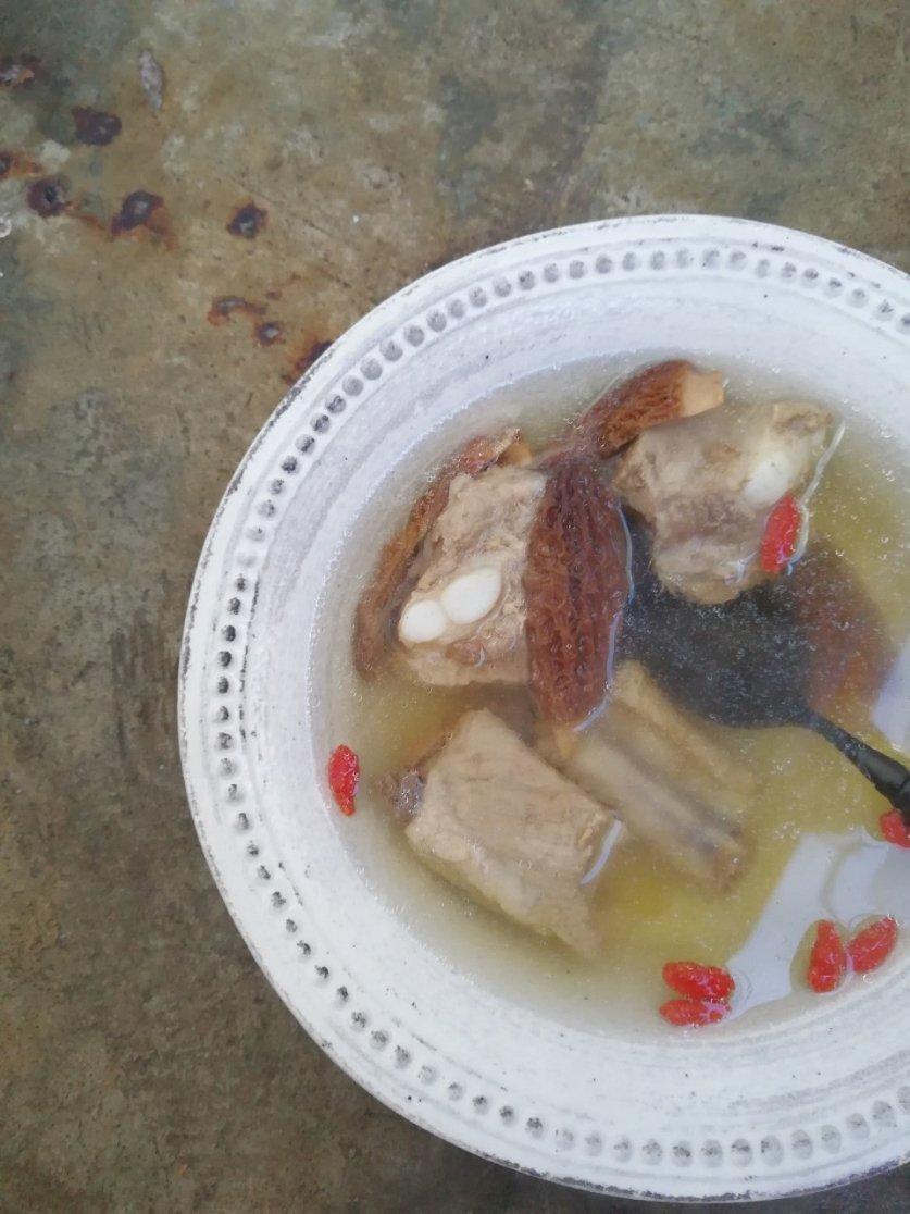 羊肚菌炖排骨汤