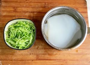 凉拌鸡丝粉皮-太阳谷菜谱的做法 步骤1