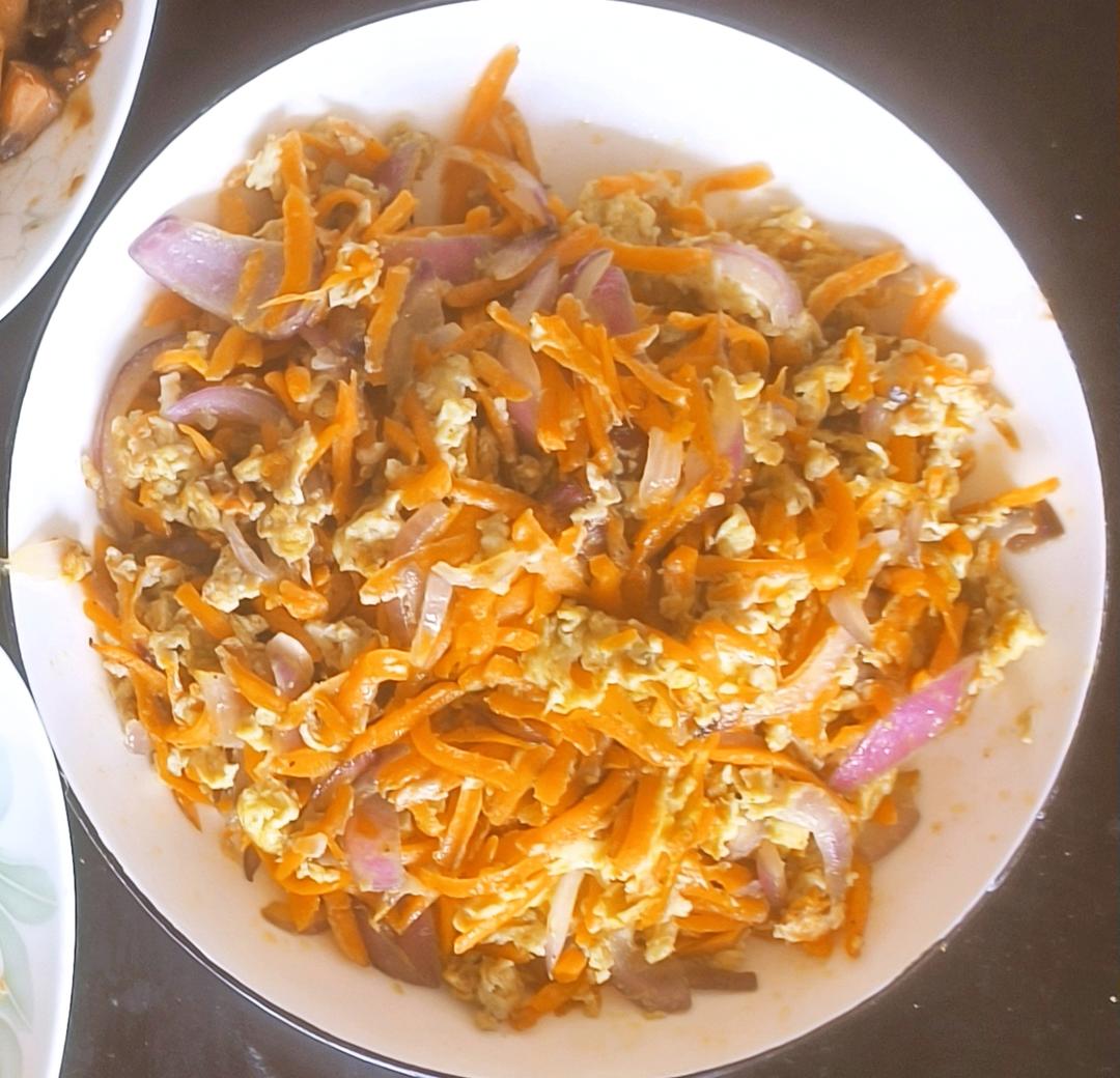 胡萝卜丝洋葱炒蛋