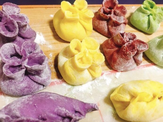 彩色花朵饺子的包法