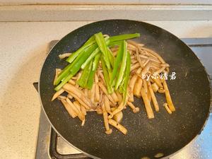 牛排中式吃法：海鲜菇炒牛柳的做法 步骤11