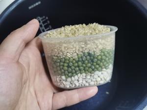解暑的杂粮绿豆沙粥的做法 步骤1