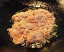 甜蒜苔炒鸡丁的做法 步骤3