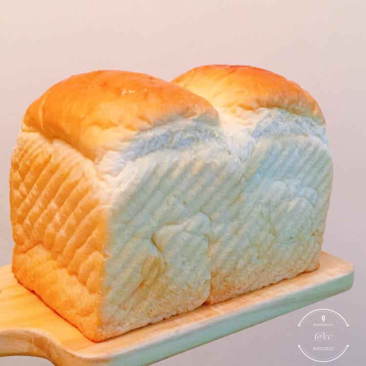 一个揉大水量烂泥吐司面团的视频