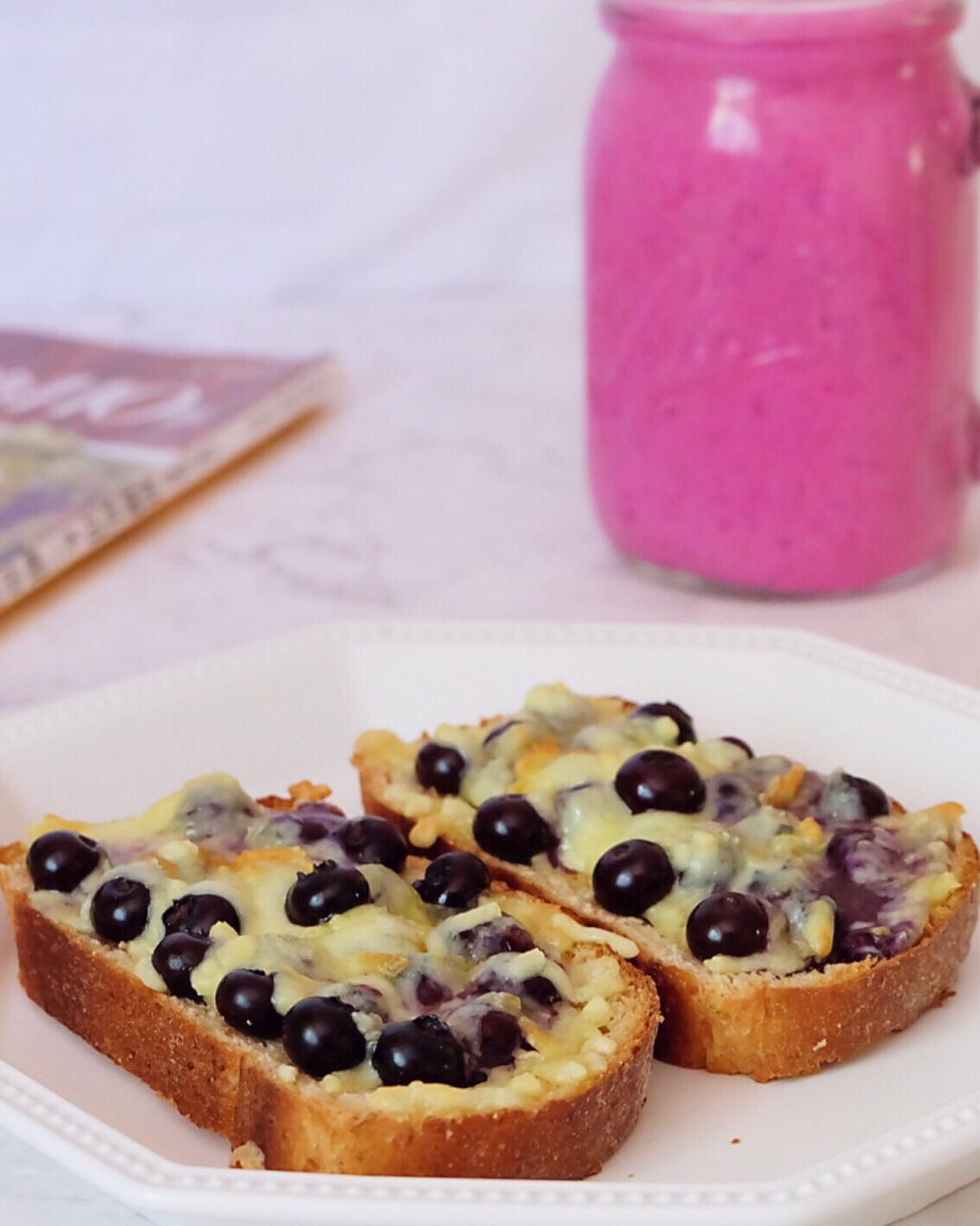 爆浆蓝莓水果欧包pizza