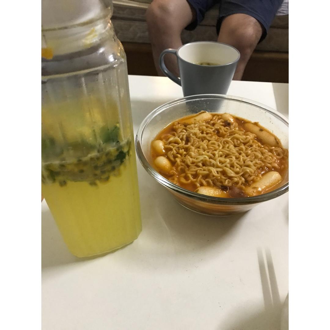 芝士拉面炒年糕—韩国街边美食改良版