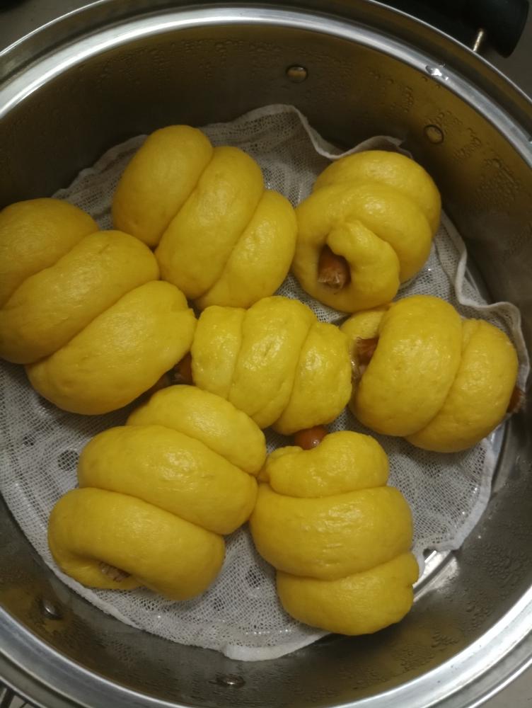 软糯喷香的南瓜热狗馒头