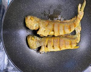 红烧小黄鱼——附煎鱼不粘锅窍门的做法 步骤9