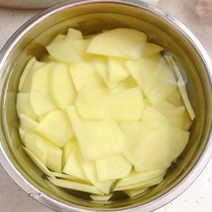家常菜——咖喱土豆肉片的做法 步骤1