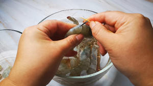 清爽酸辣的泰式青柠虾的做法 步骤1