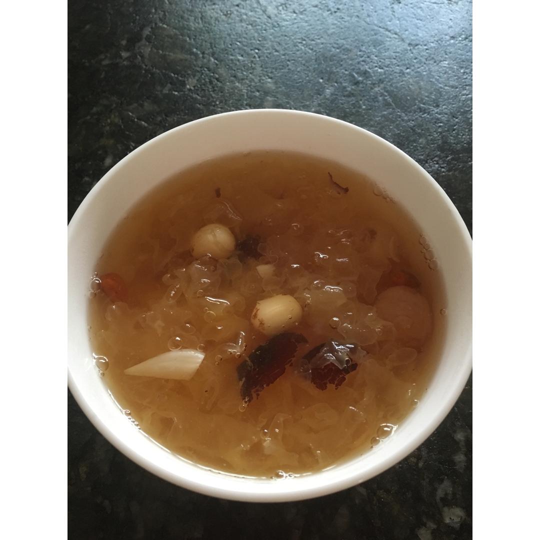红枣银耳莲子羹
