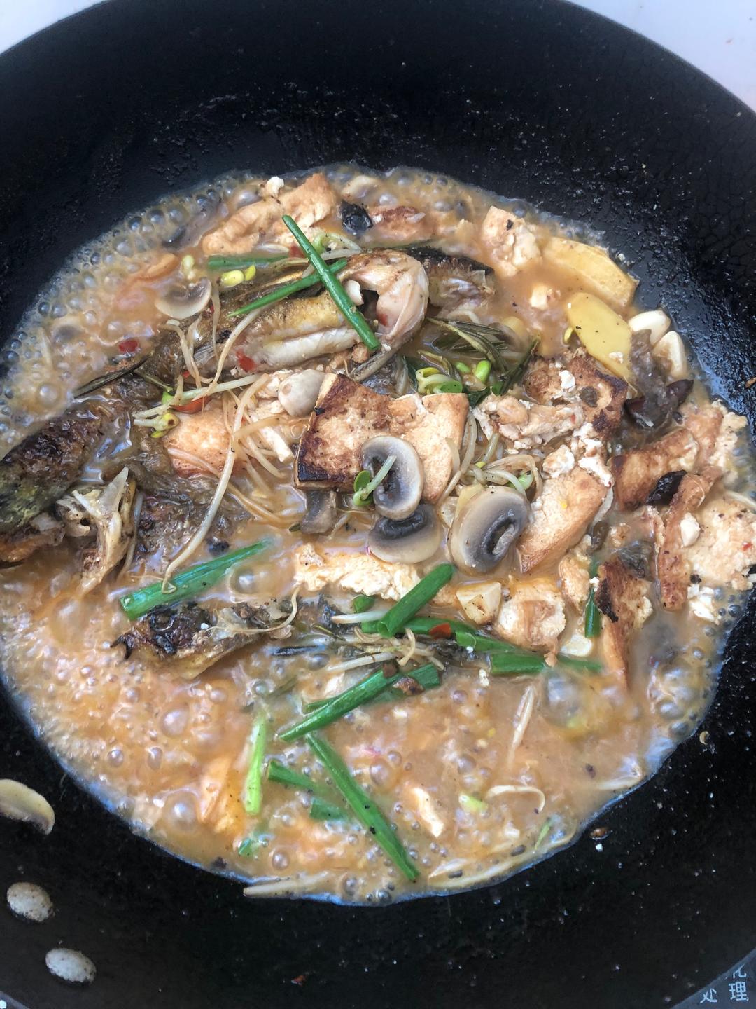 黄骨鱼炖豆腐的做法