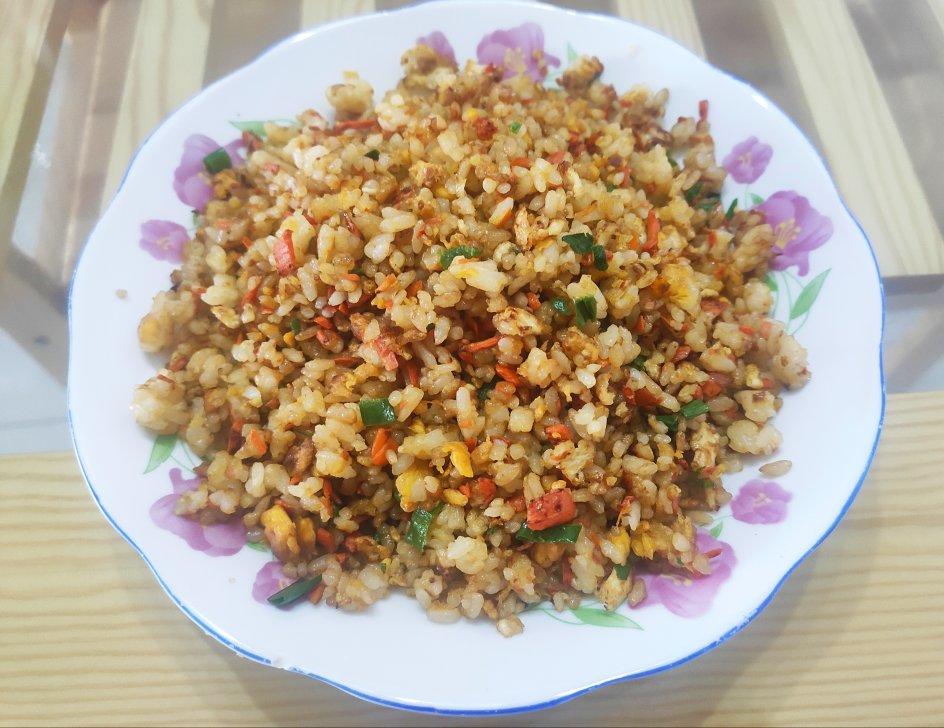 厨师长教你：“酱油炒饭”的家常做法，里面满满的小技巧，很受用