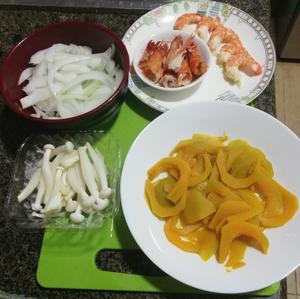 充满东南亚风味的南瓜🎃白洋葱白玉菇虾仁浓汤的做法 步骤5
