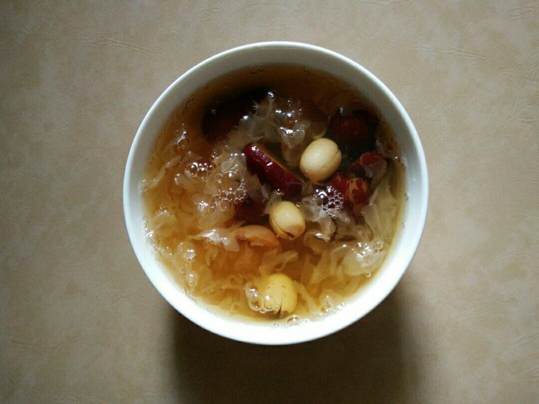 雪莲子银耳糖水
