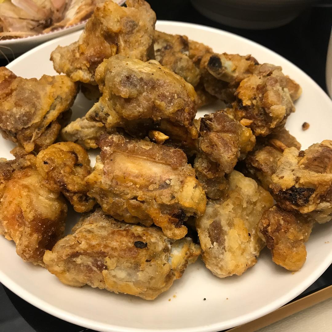 我家排骨从不红烧，加一些大蒜，出锅香喷喷，孩子吃完舔手指