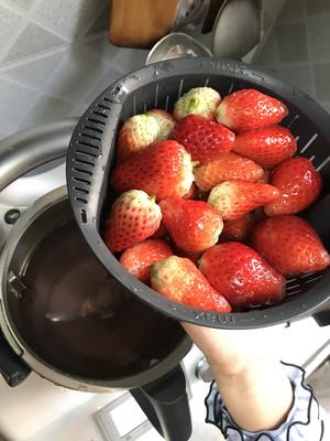 草莓冰激凌的做法 步骤1