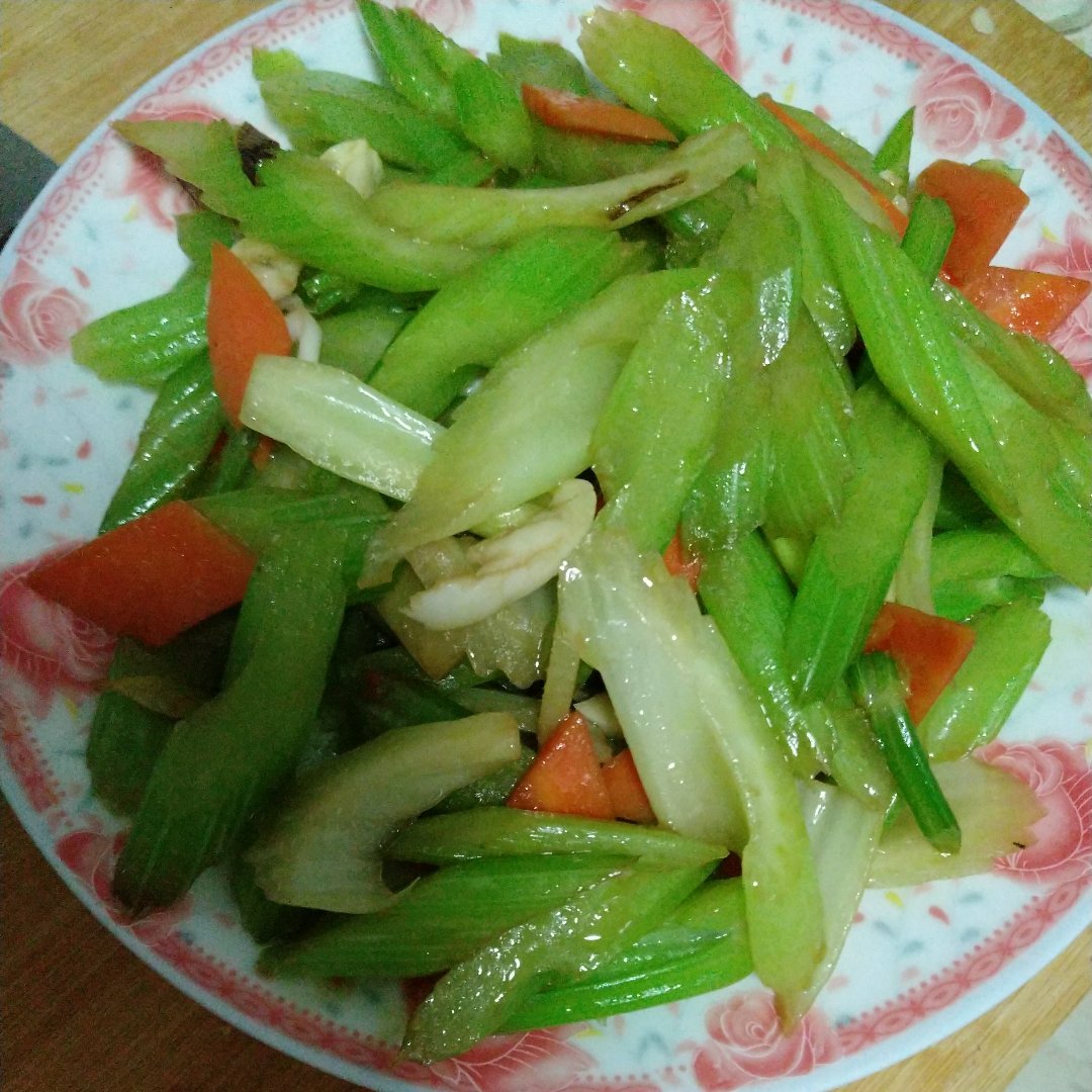 胡萝卜木耳炒芹菜