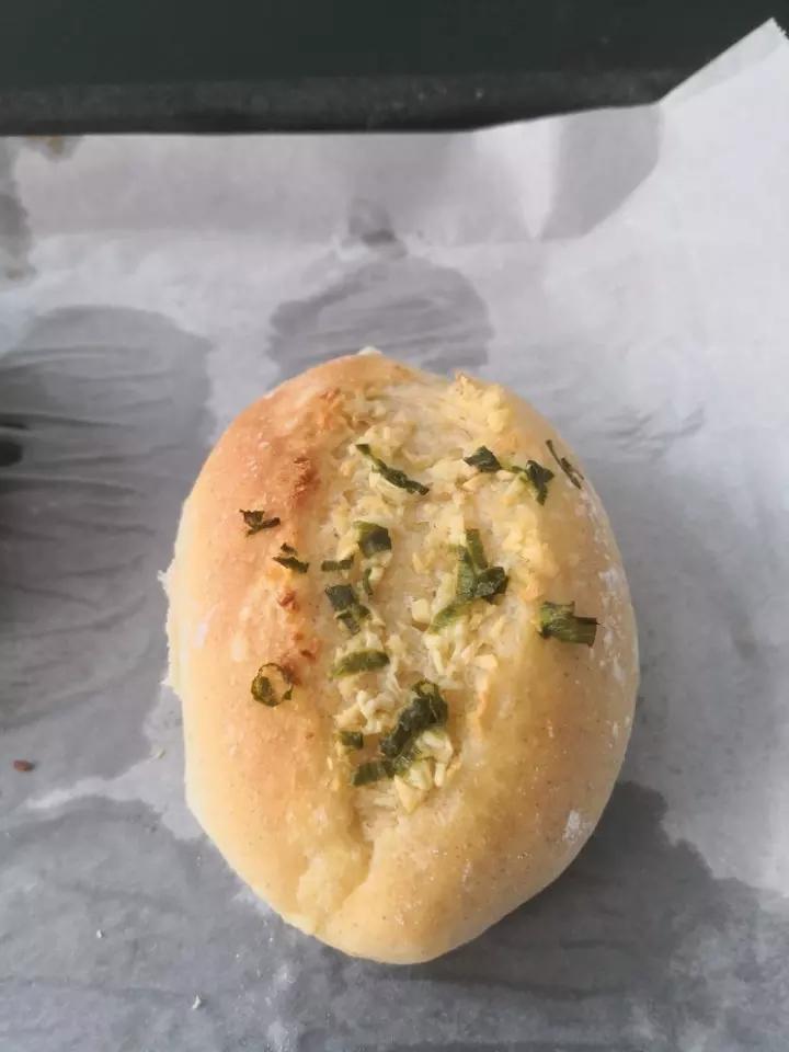 咸香口味的蒜香餐包