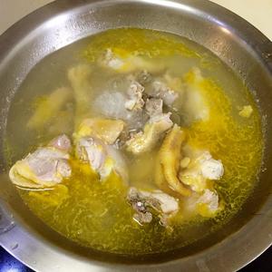红菇鸡汤的做法 步骤3