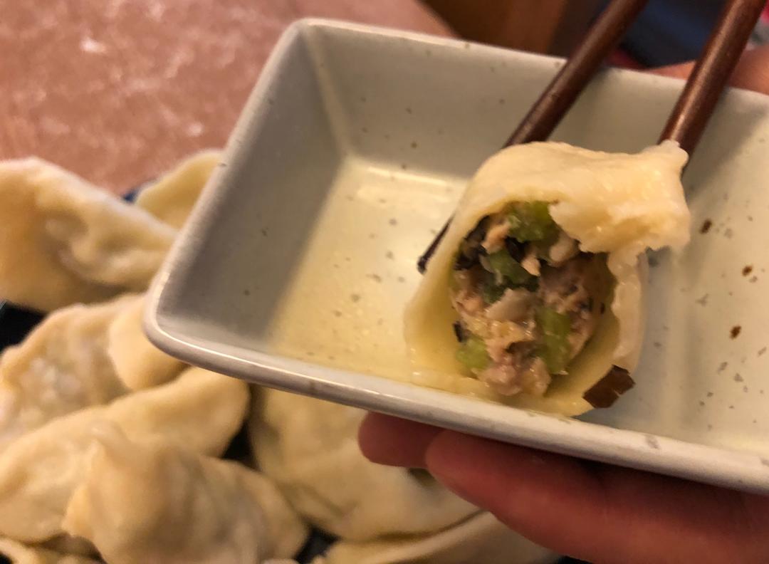 芹菜木耳鲜肉水饺