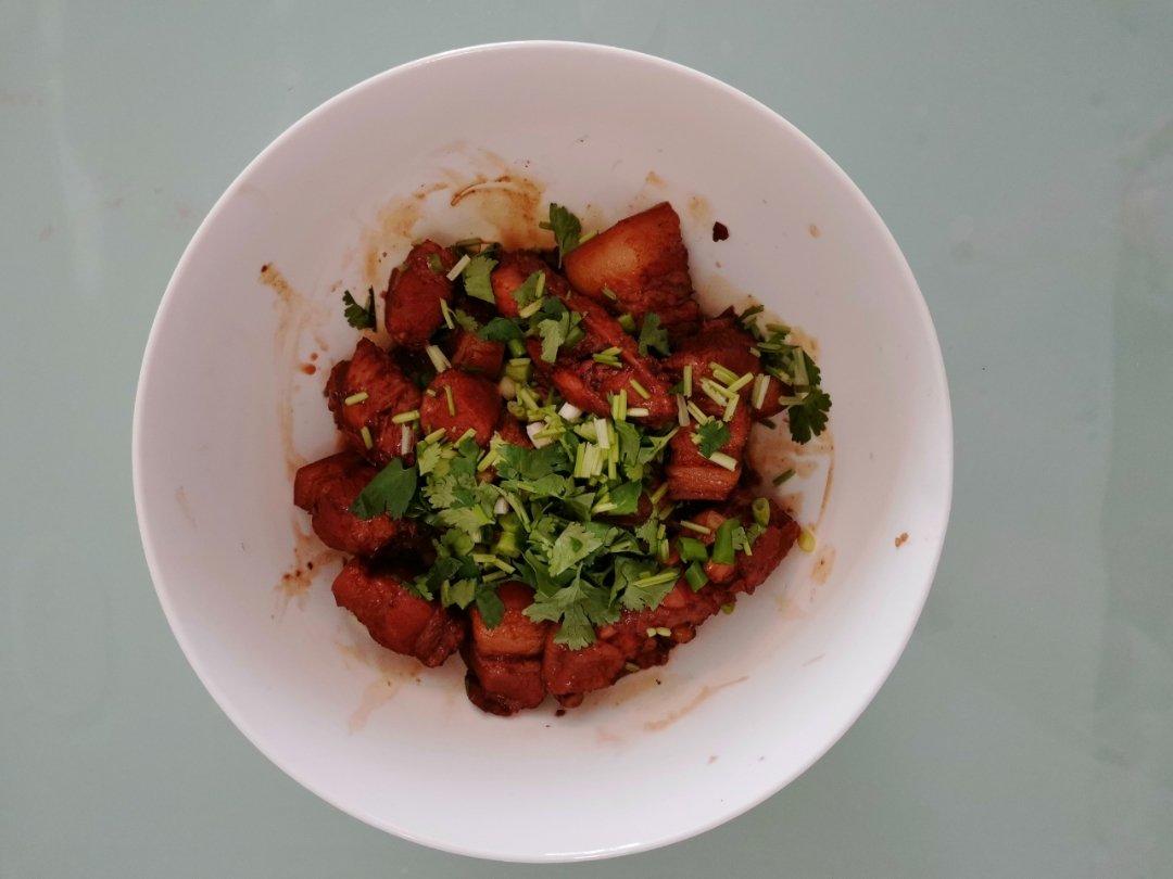 加了鹌鹑蛋后，这盘红烧肉，美味的逆天啦——鹌鹑蛋烧肉（孔瑶食谱）